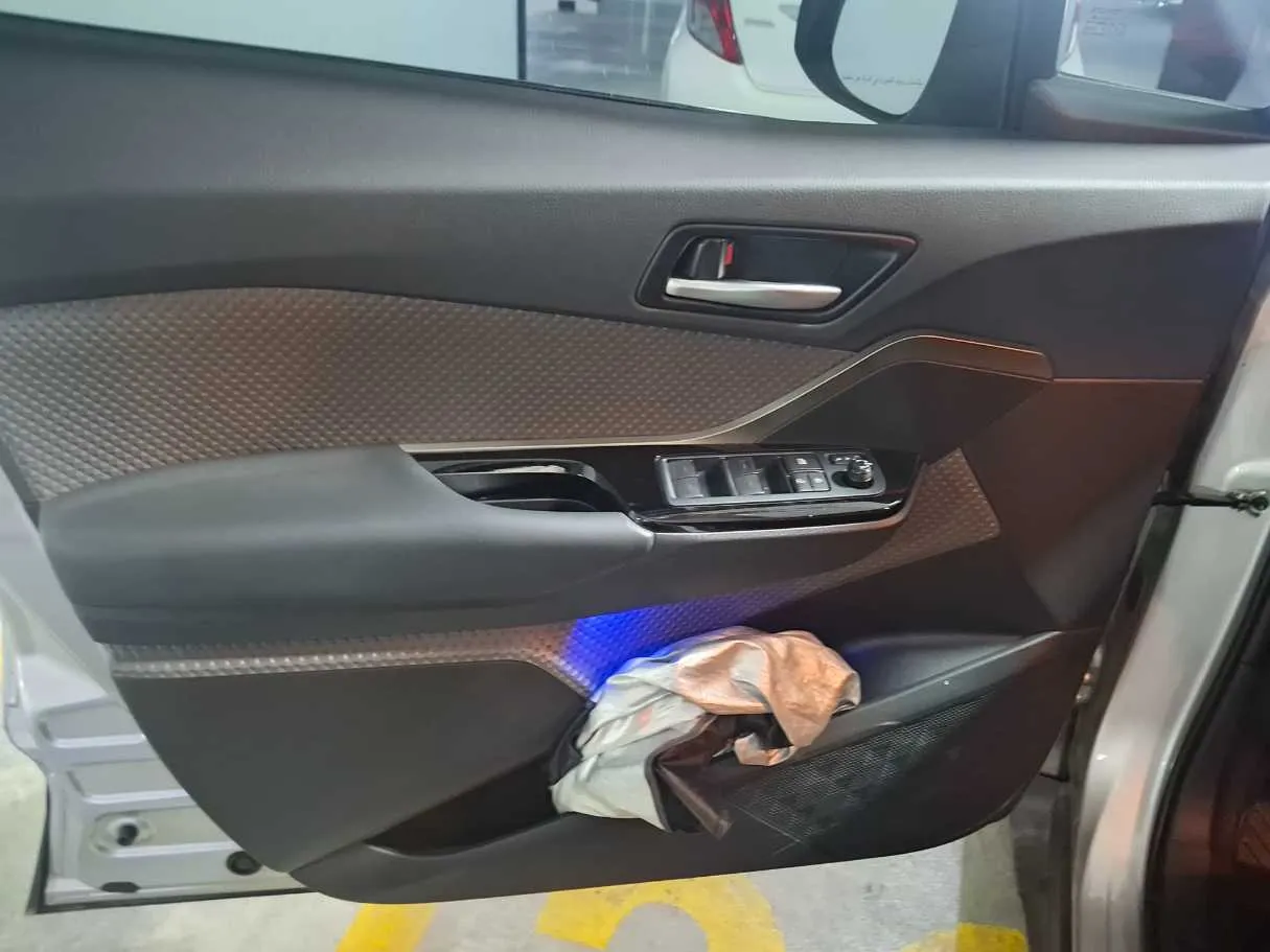 Car image 10