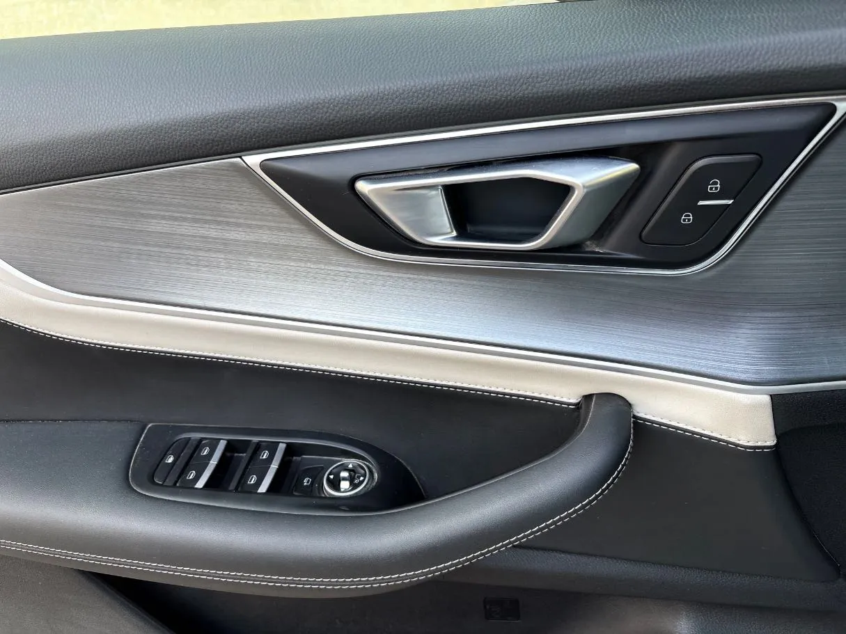 Car image 28