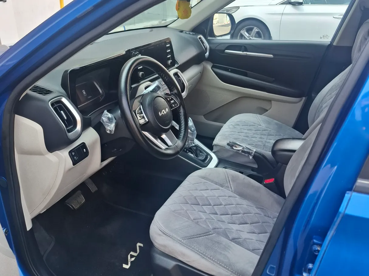 Car image 5