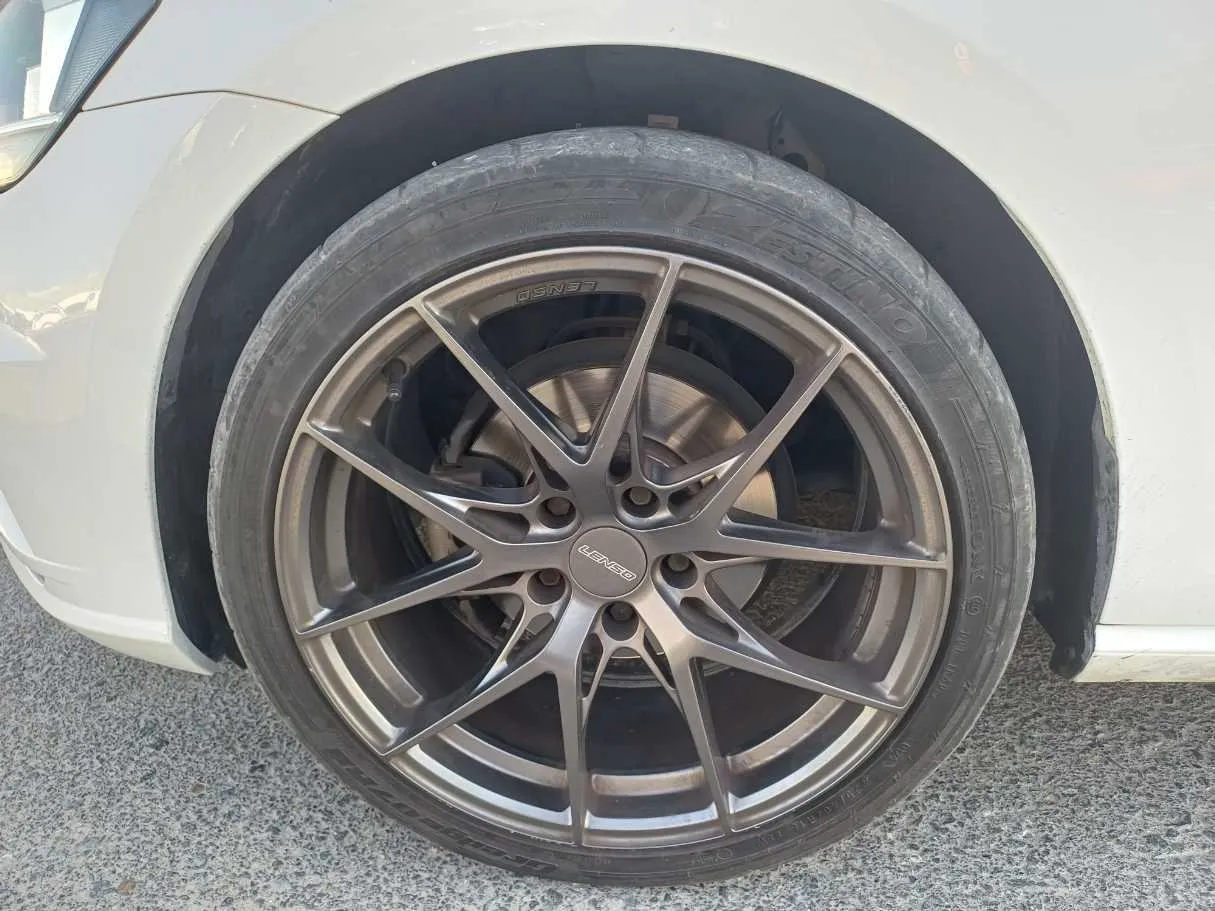 Car image 9