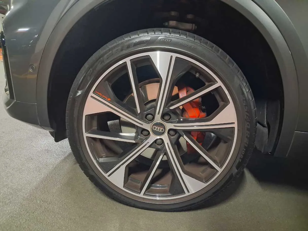 Car image 9