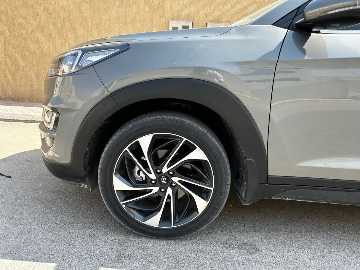 Car image 9
