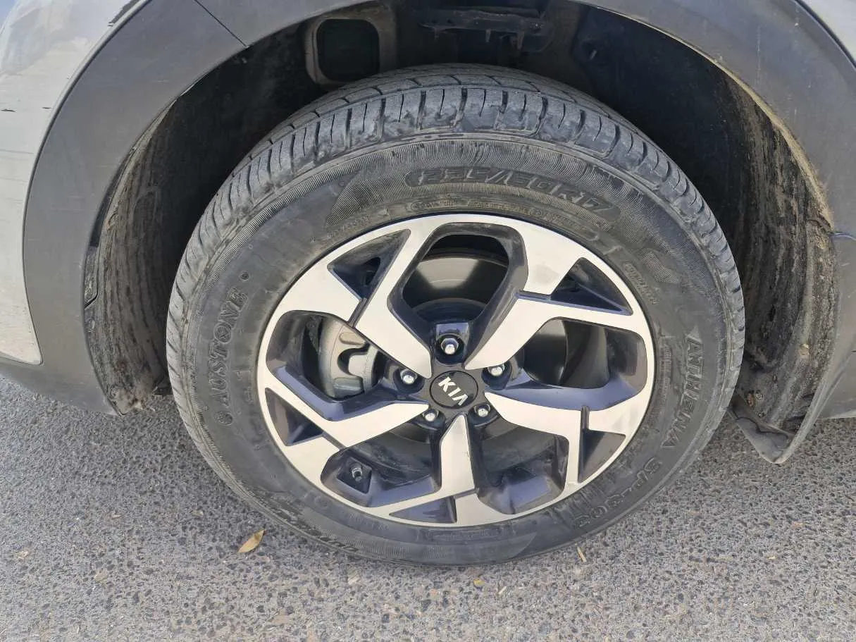 Car image 10