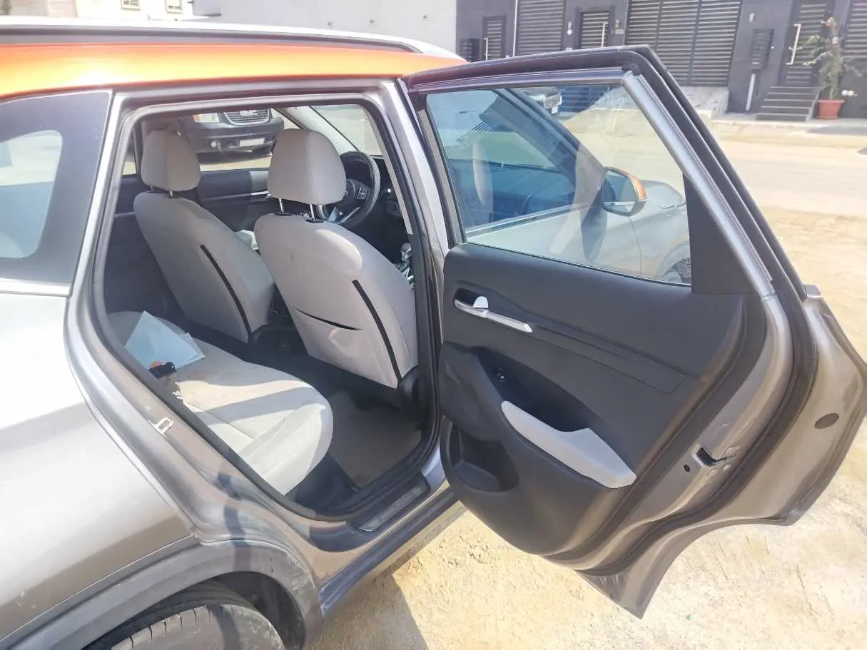 Car image 16