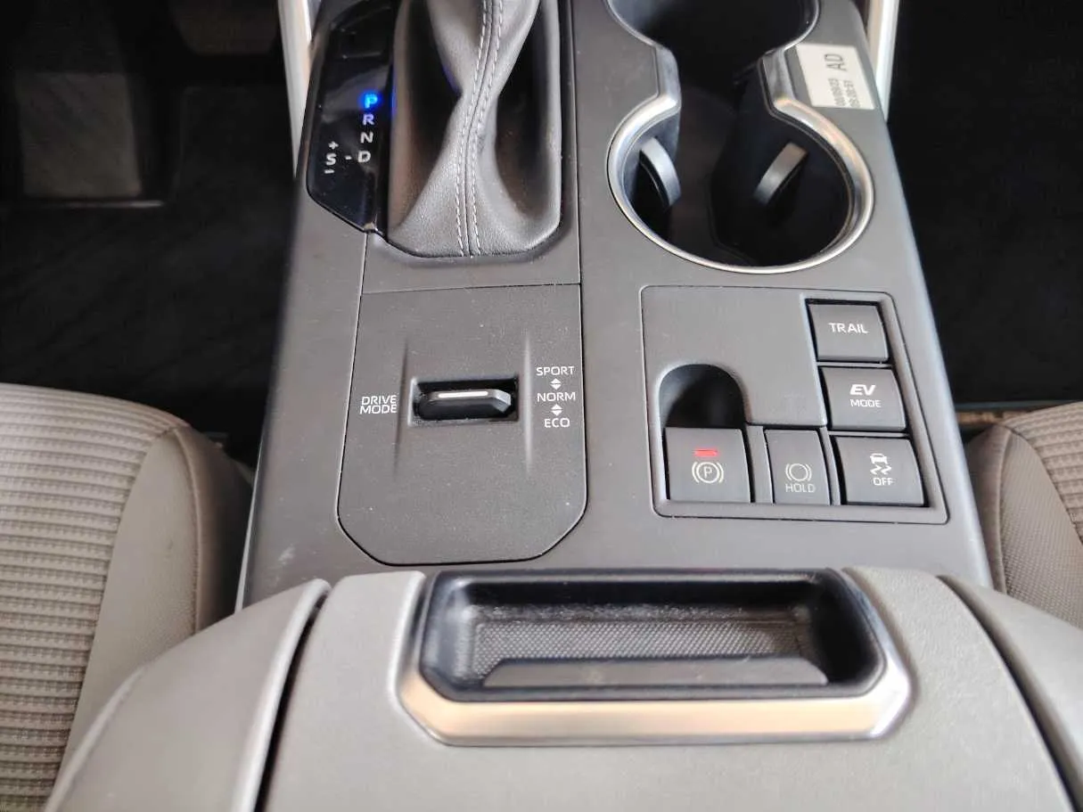 Car image 24