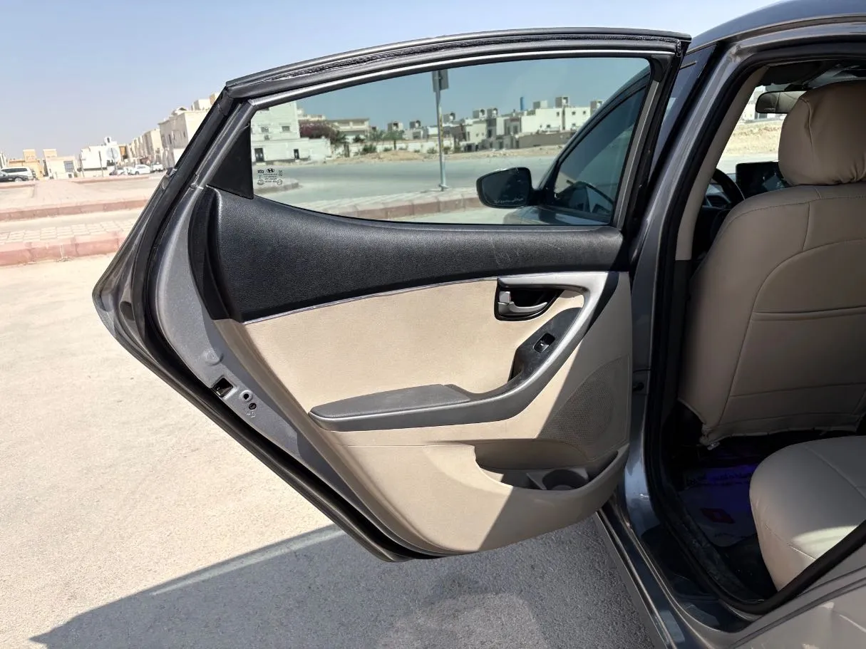 Car image 14