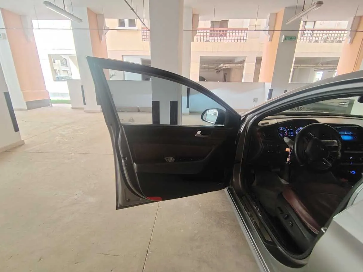 Car image 9