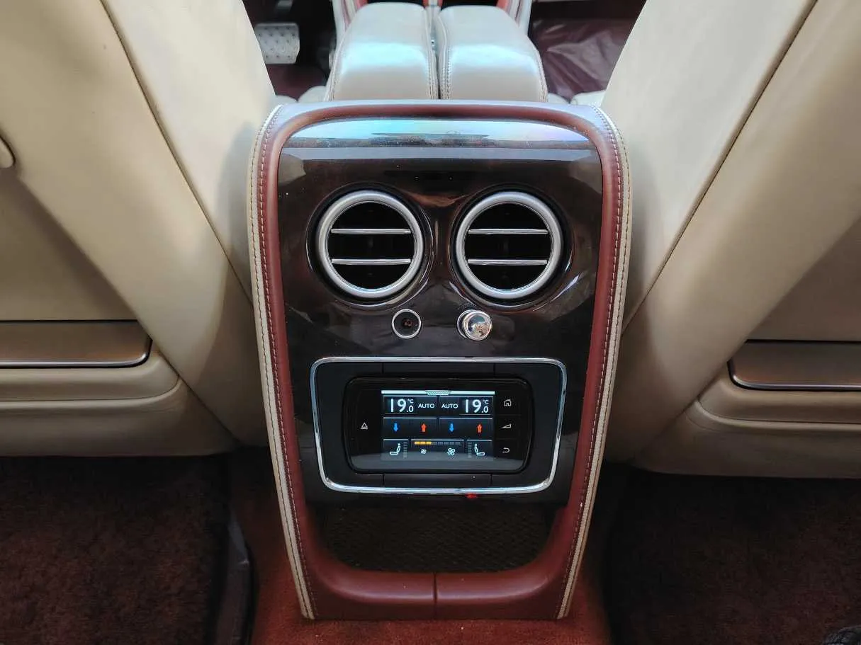Car image 40