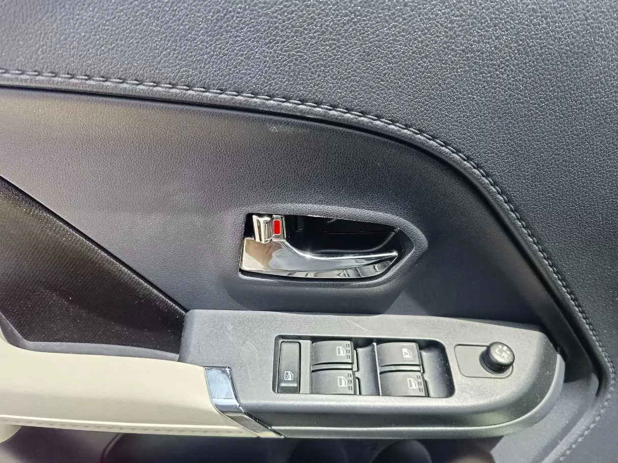 Car image 30