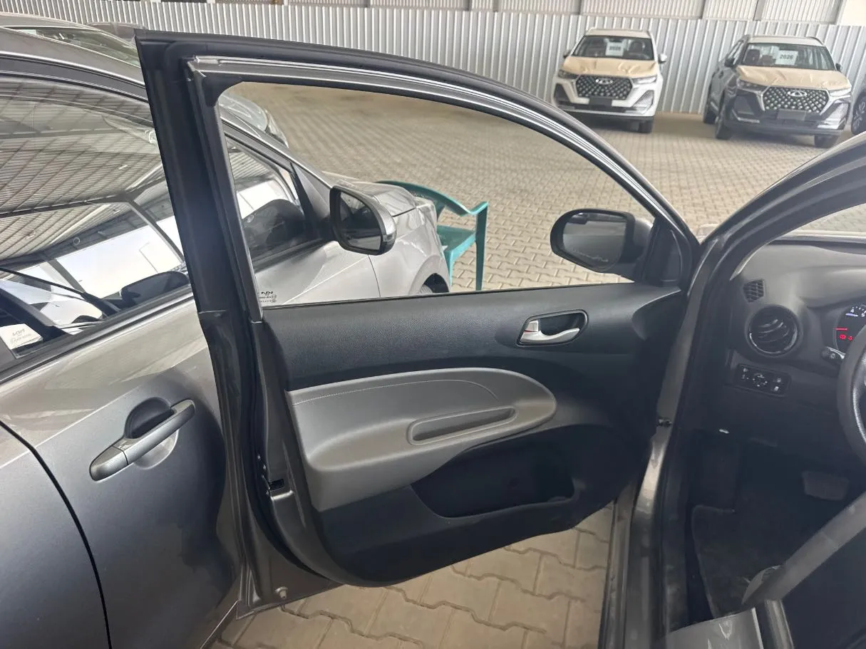 Car image 8