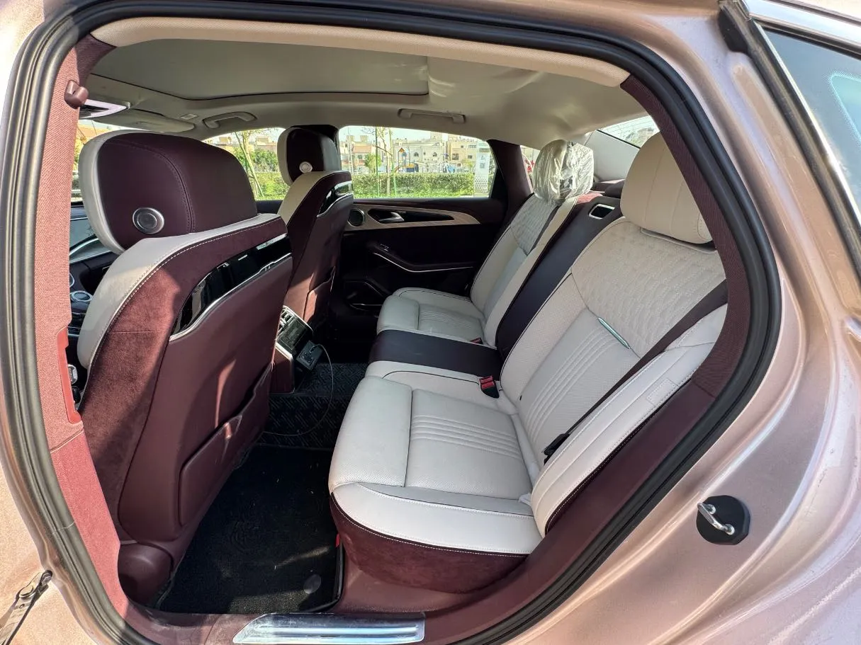 Car image 14