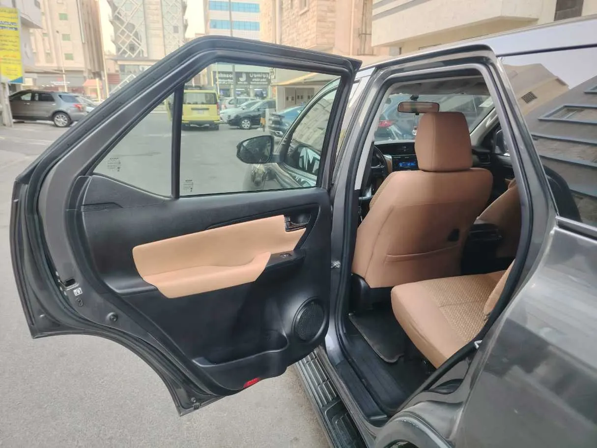 Car image 16