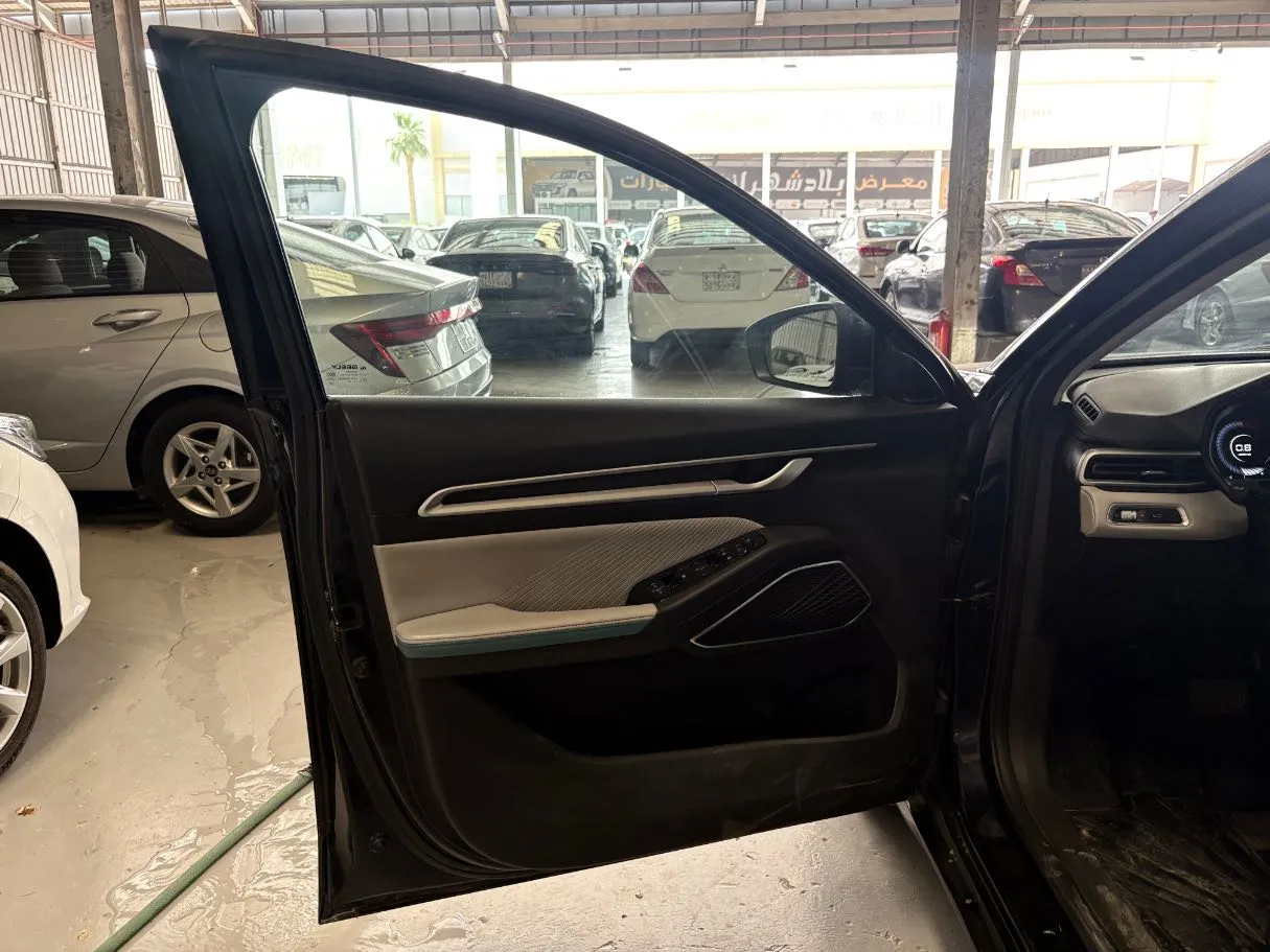 Car image 8