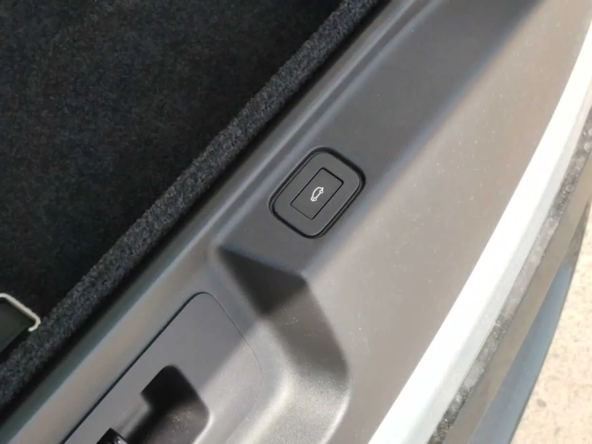 Car image 29