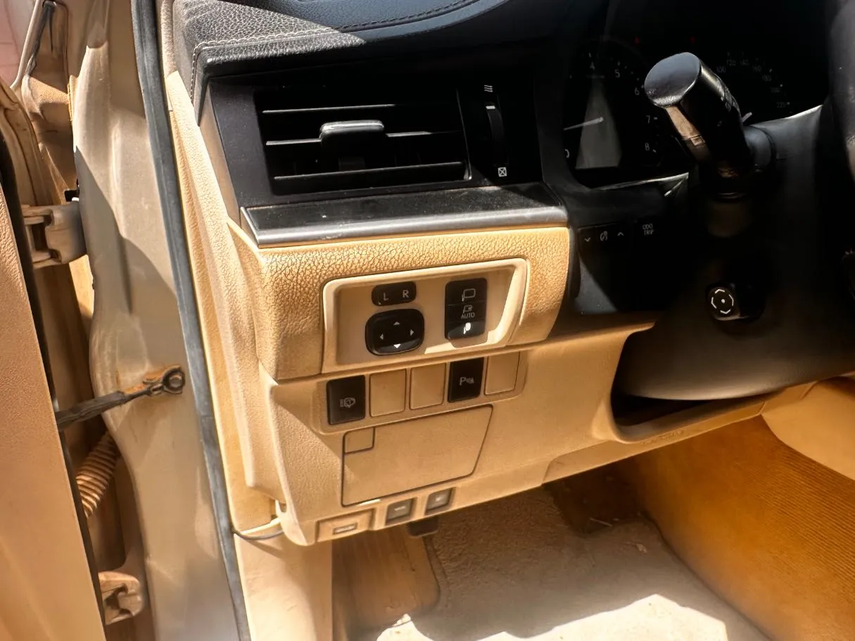 Car image 24