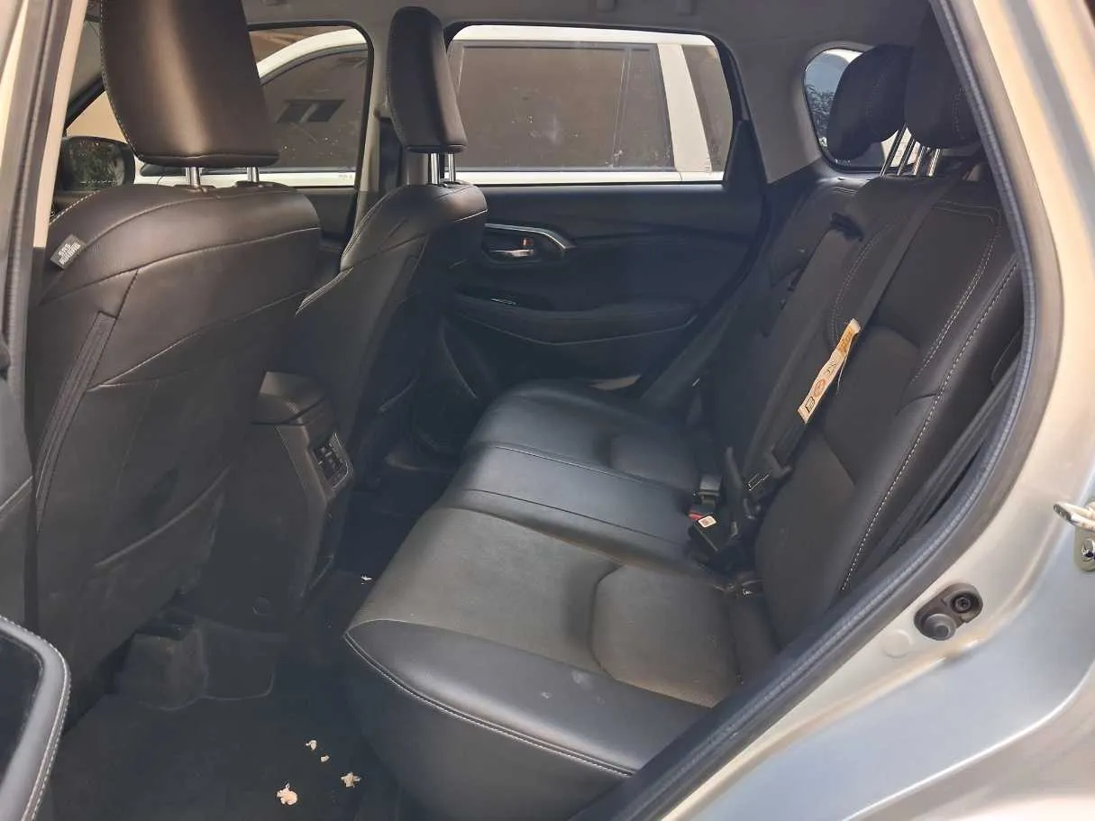 Car image 12