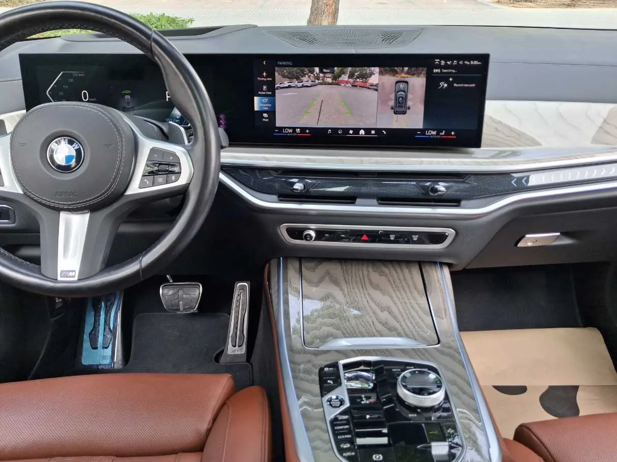 Car image 16