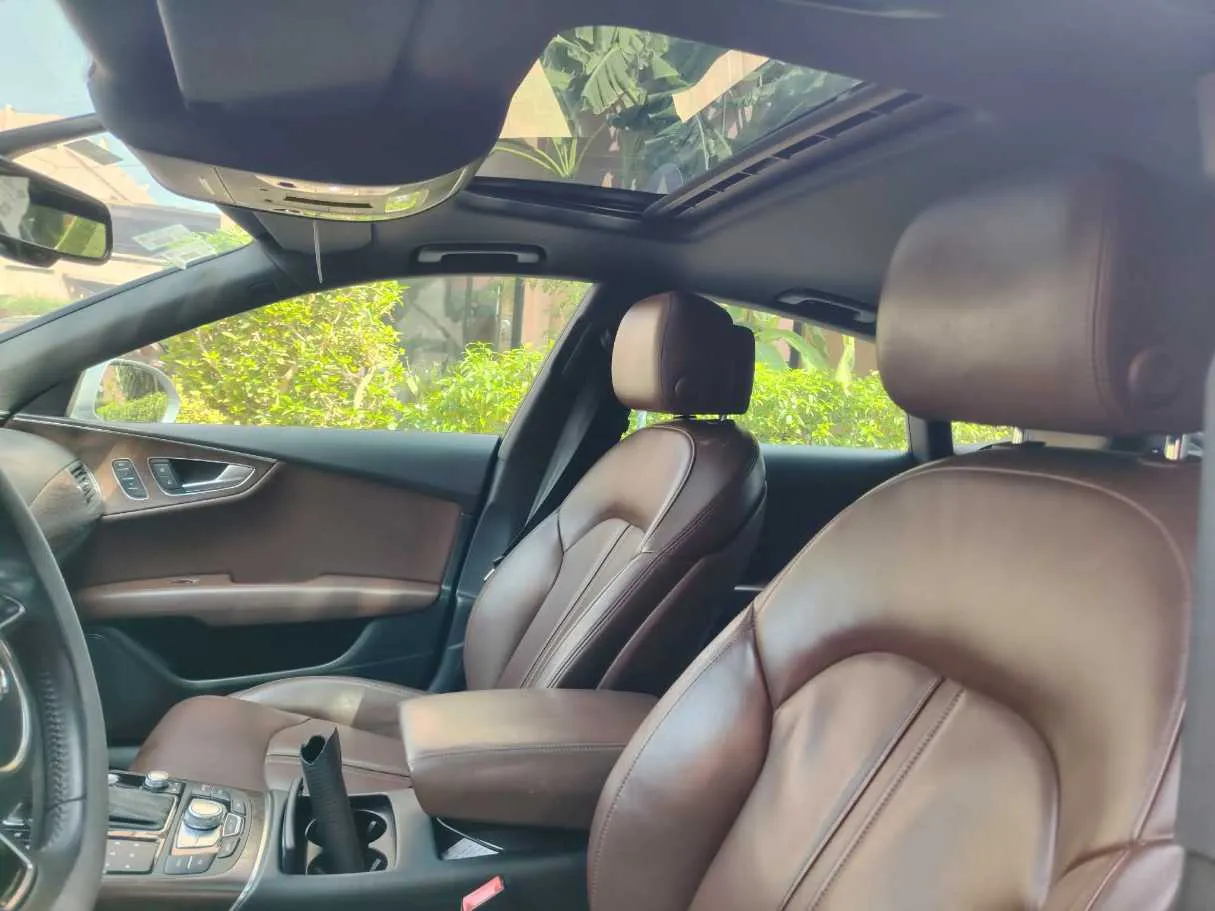 Car image 14