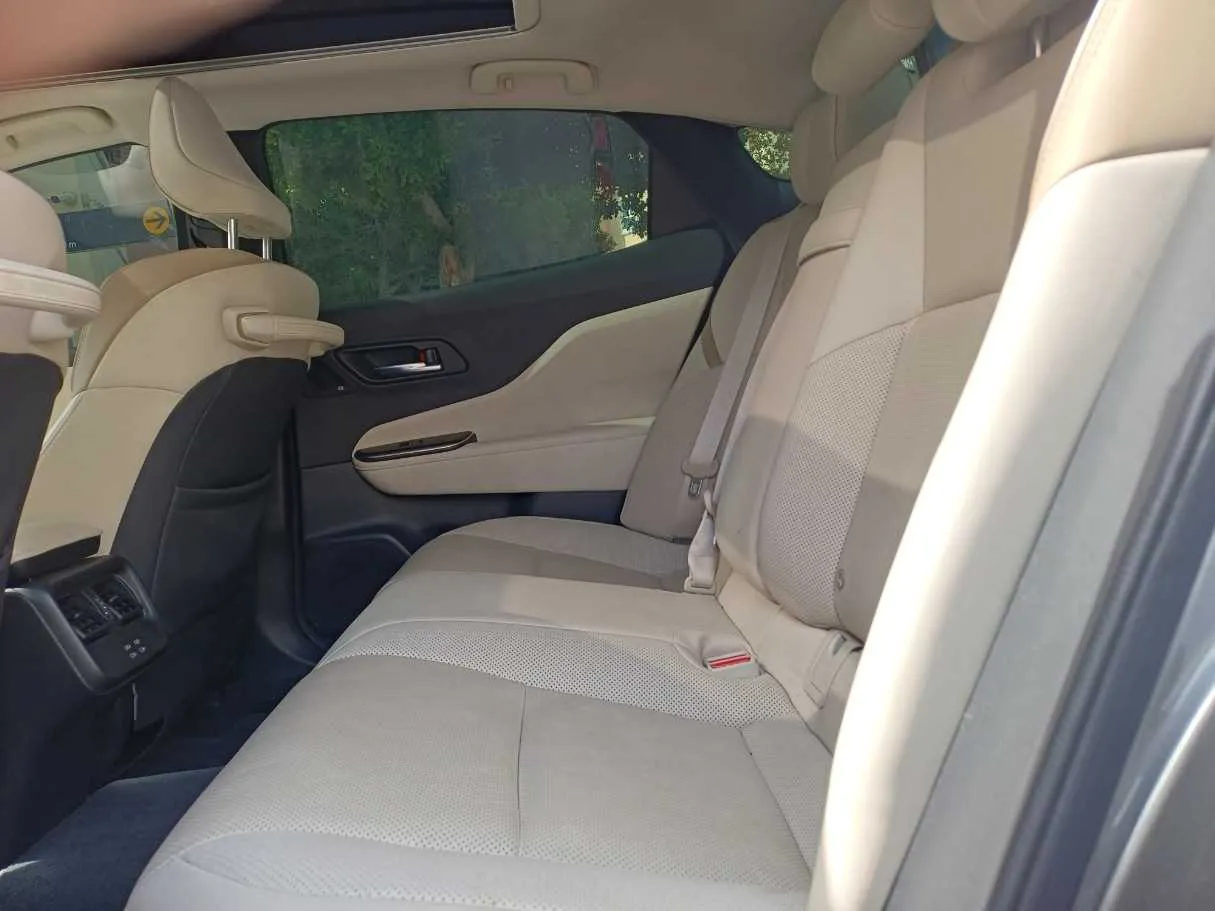 Car image 13