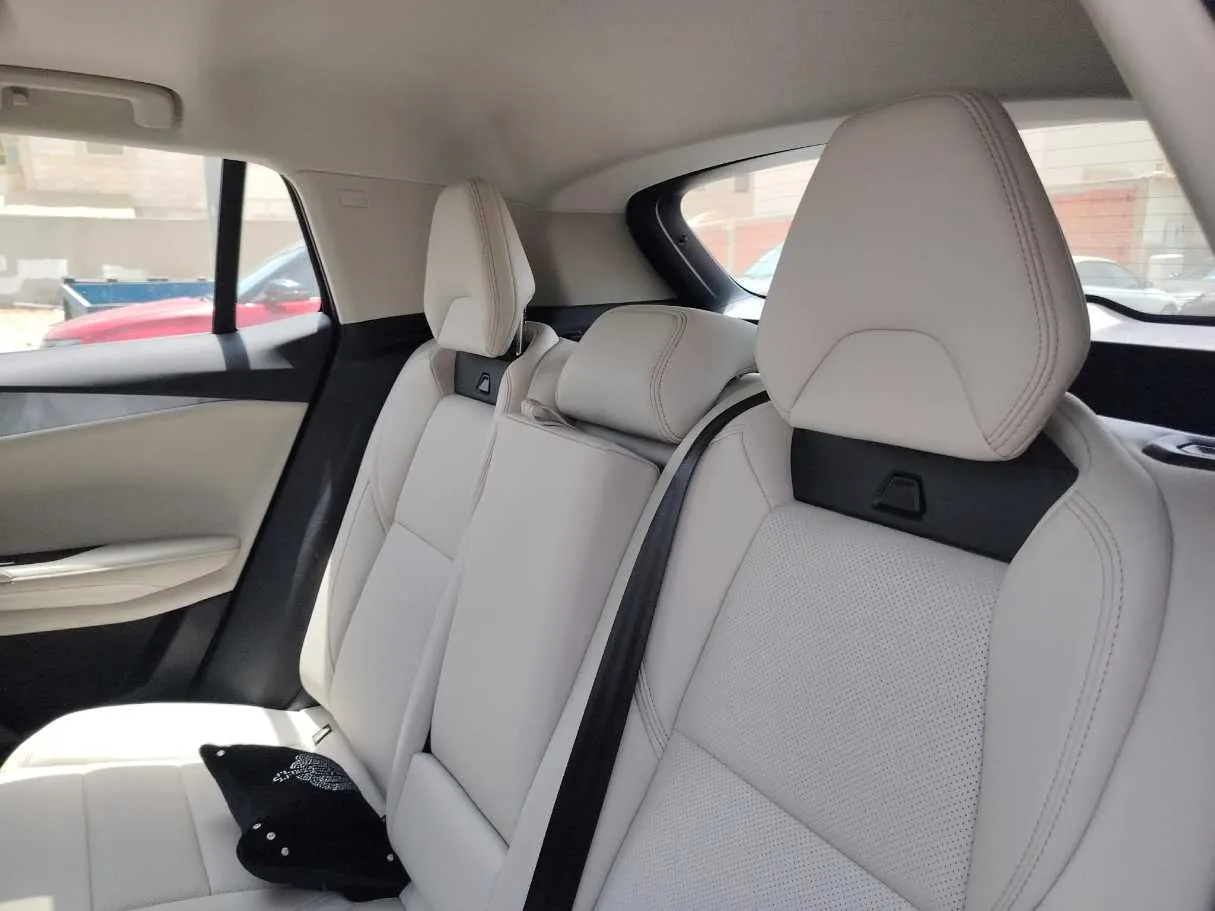 Car image 19