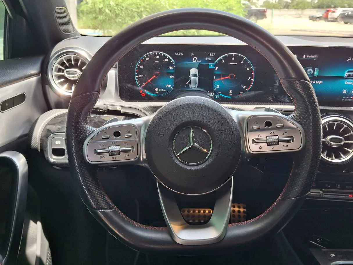 Car image 17