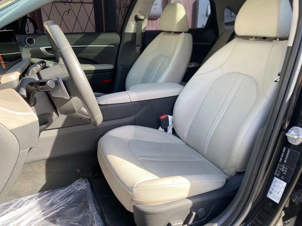 Car image 11