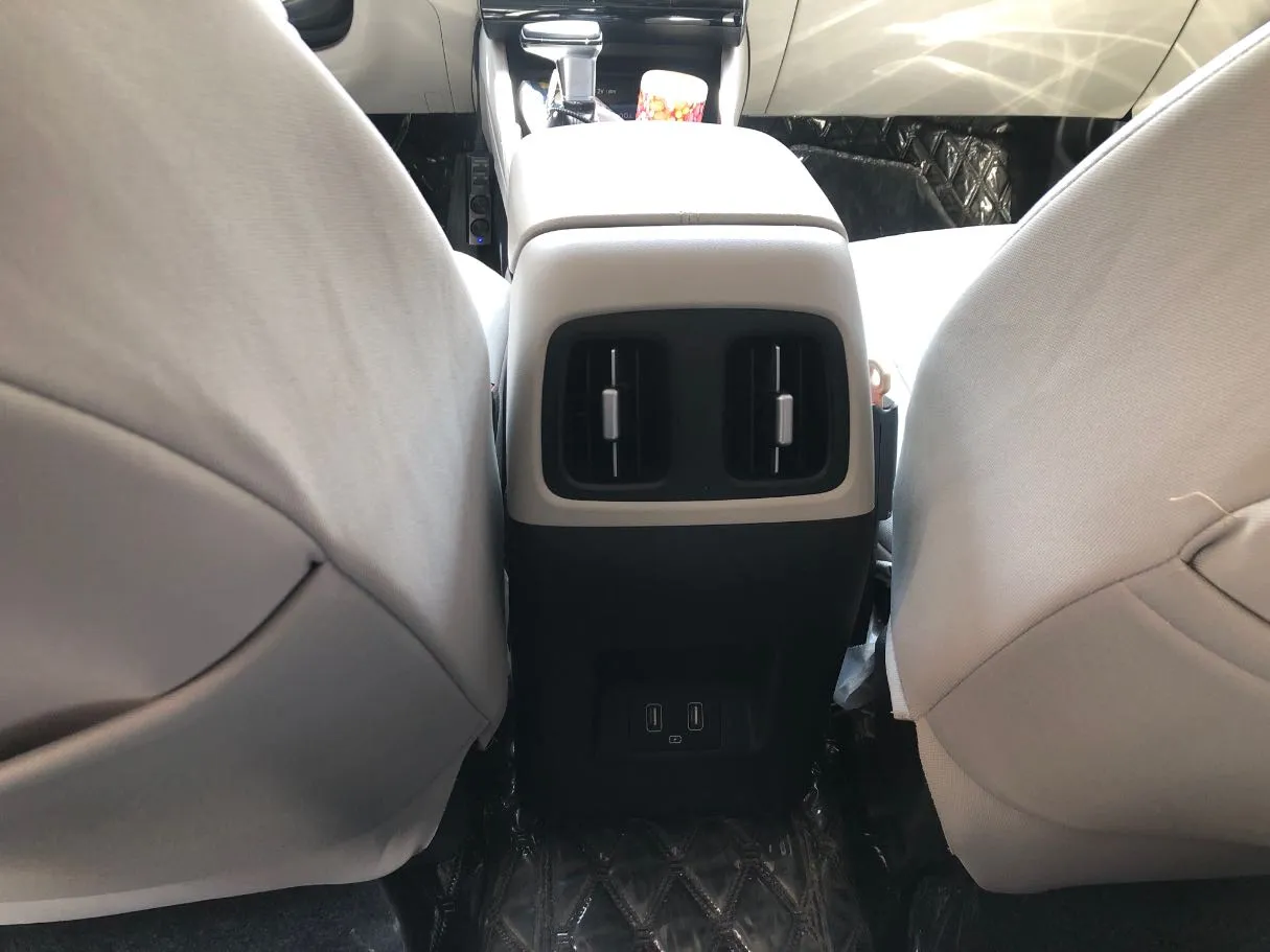 Car image 22