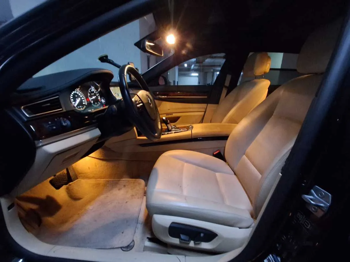 Car image 12