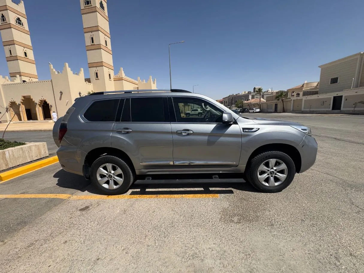 Car image 4