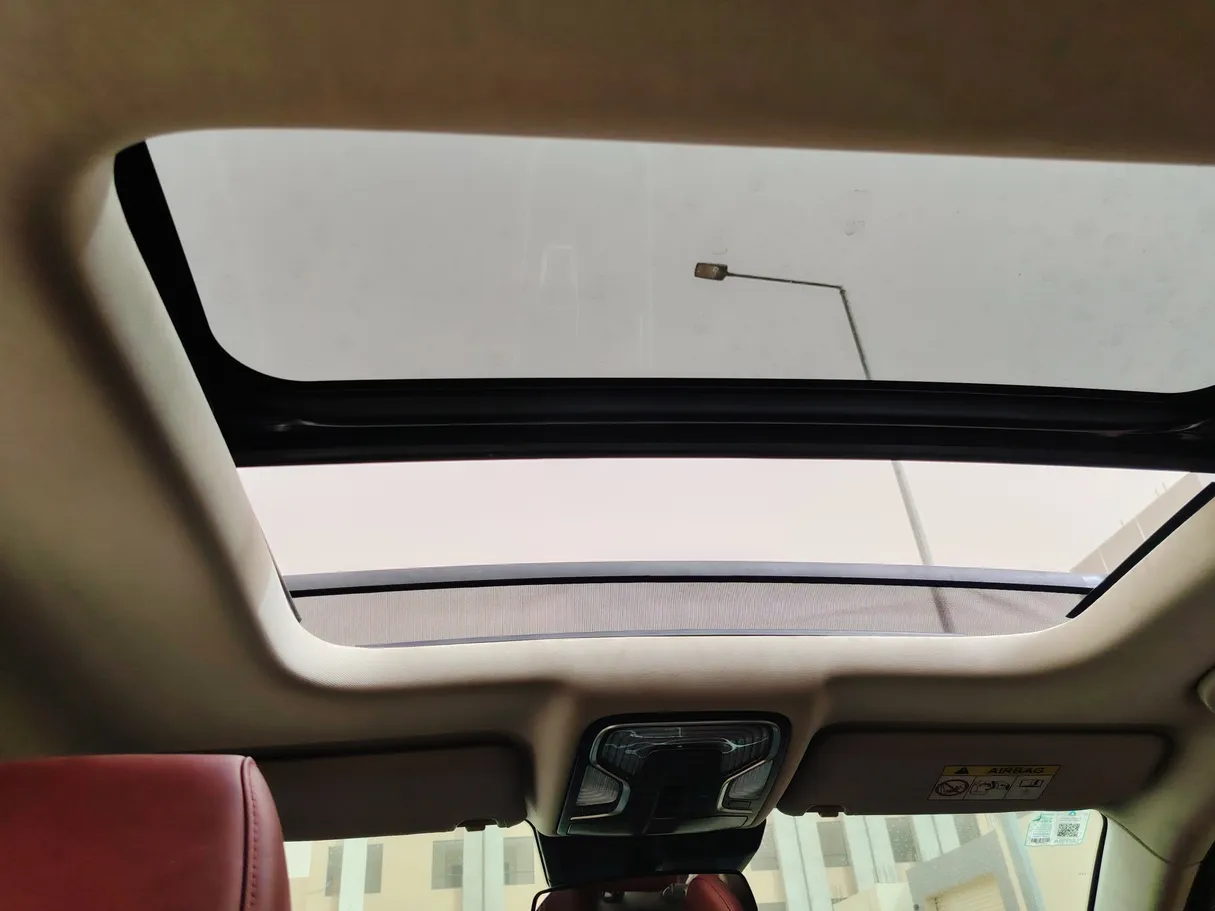 Car image 19