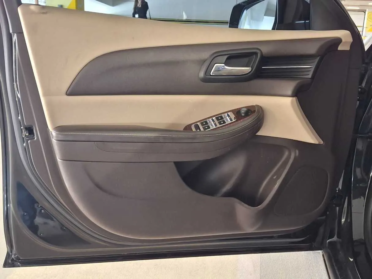 Car image 10