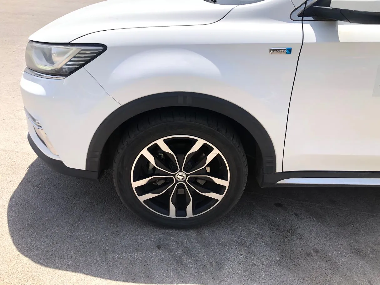 Car image 9
