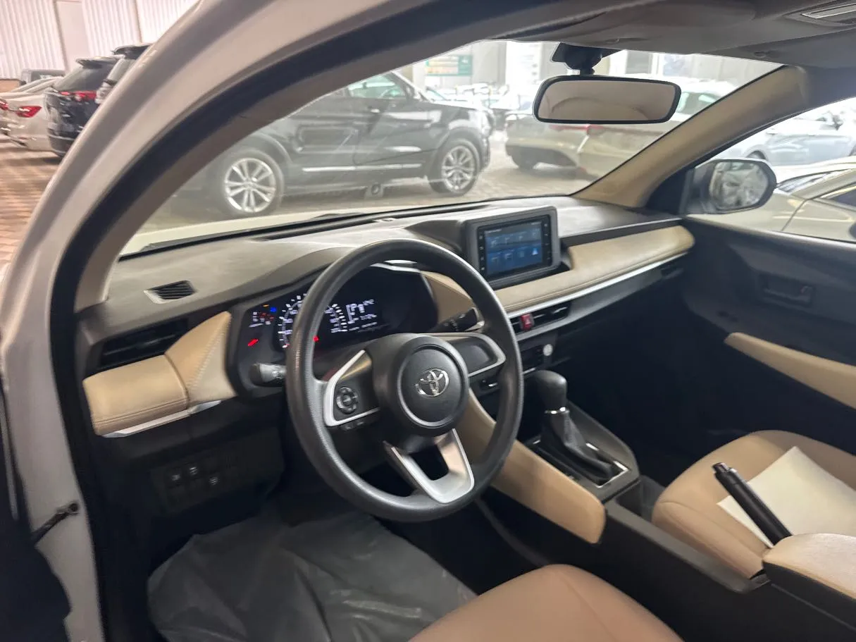 Car image 15