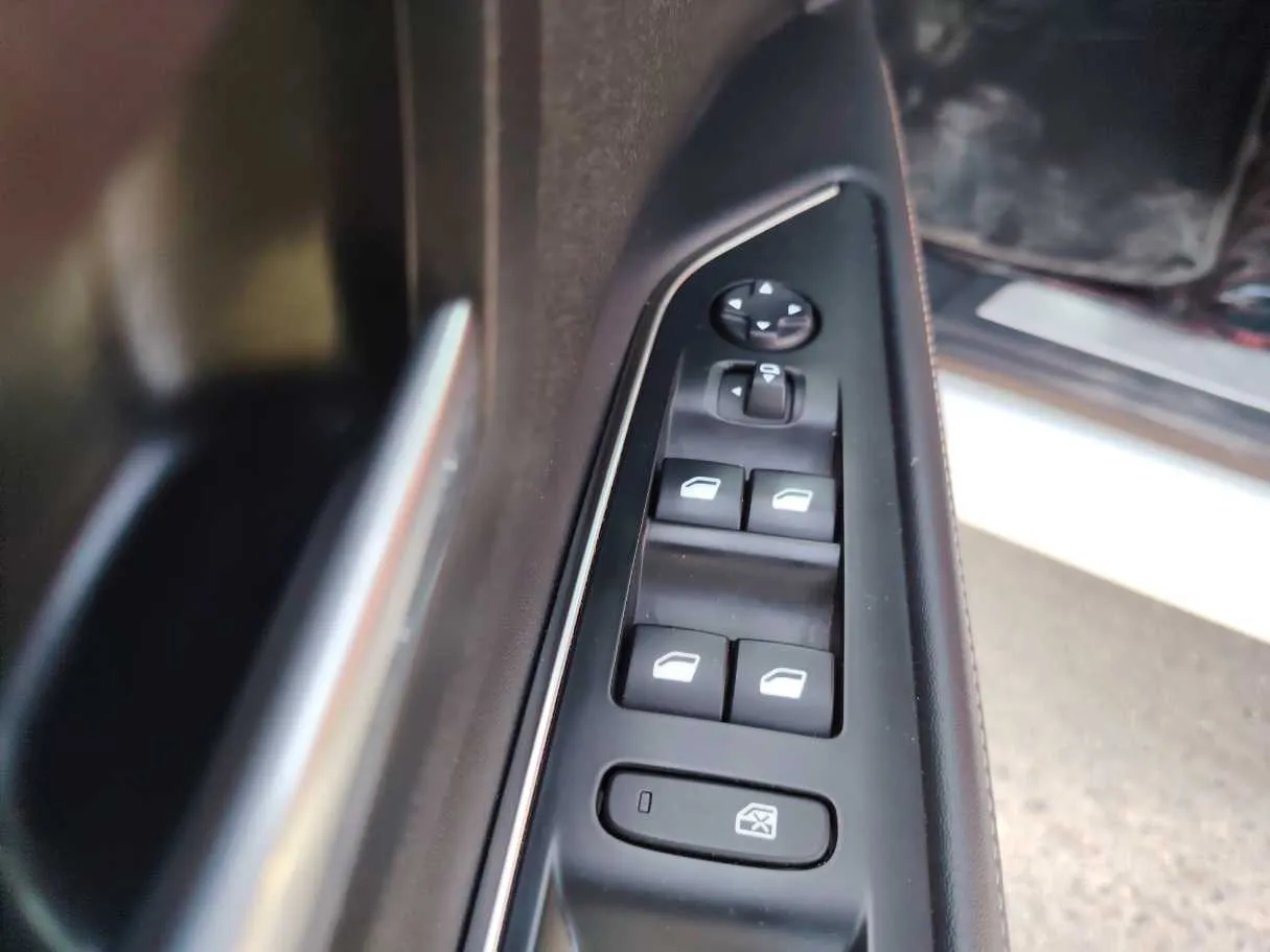 Car image 29