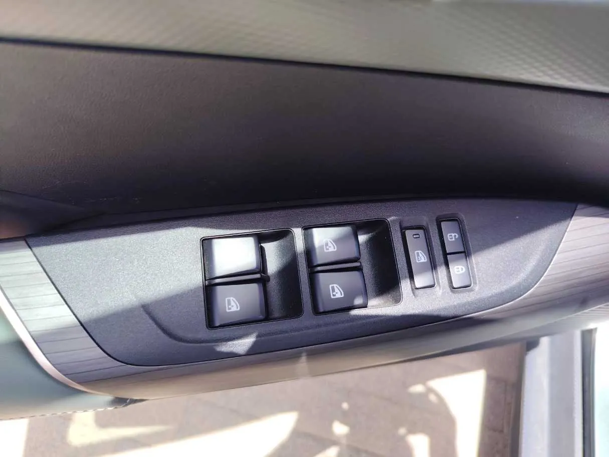 Car image 27