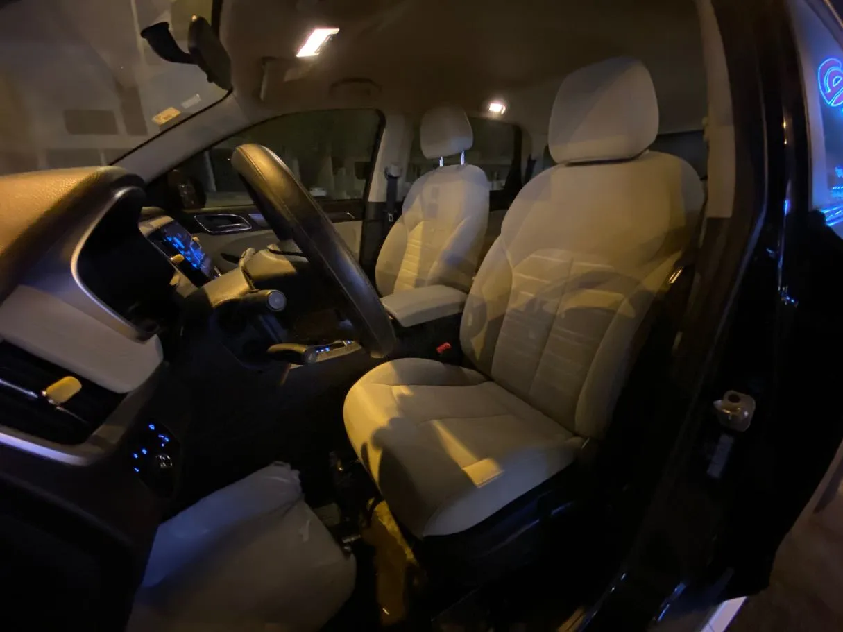 Car image 11
