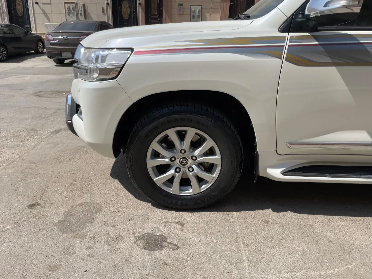 Car image 9
