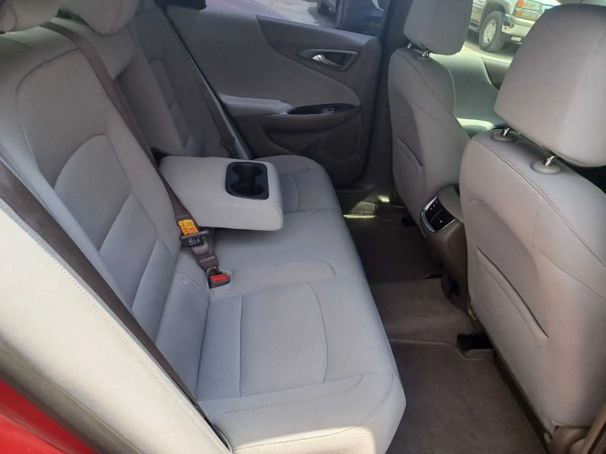 Car image 14