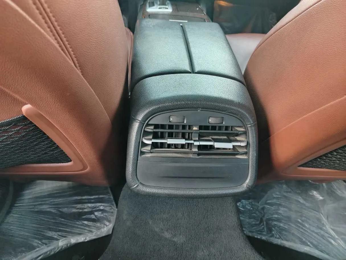 Car image 30