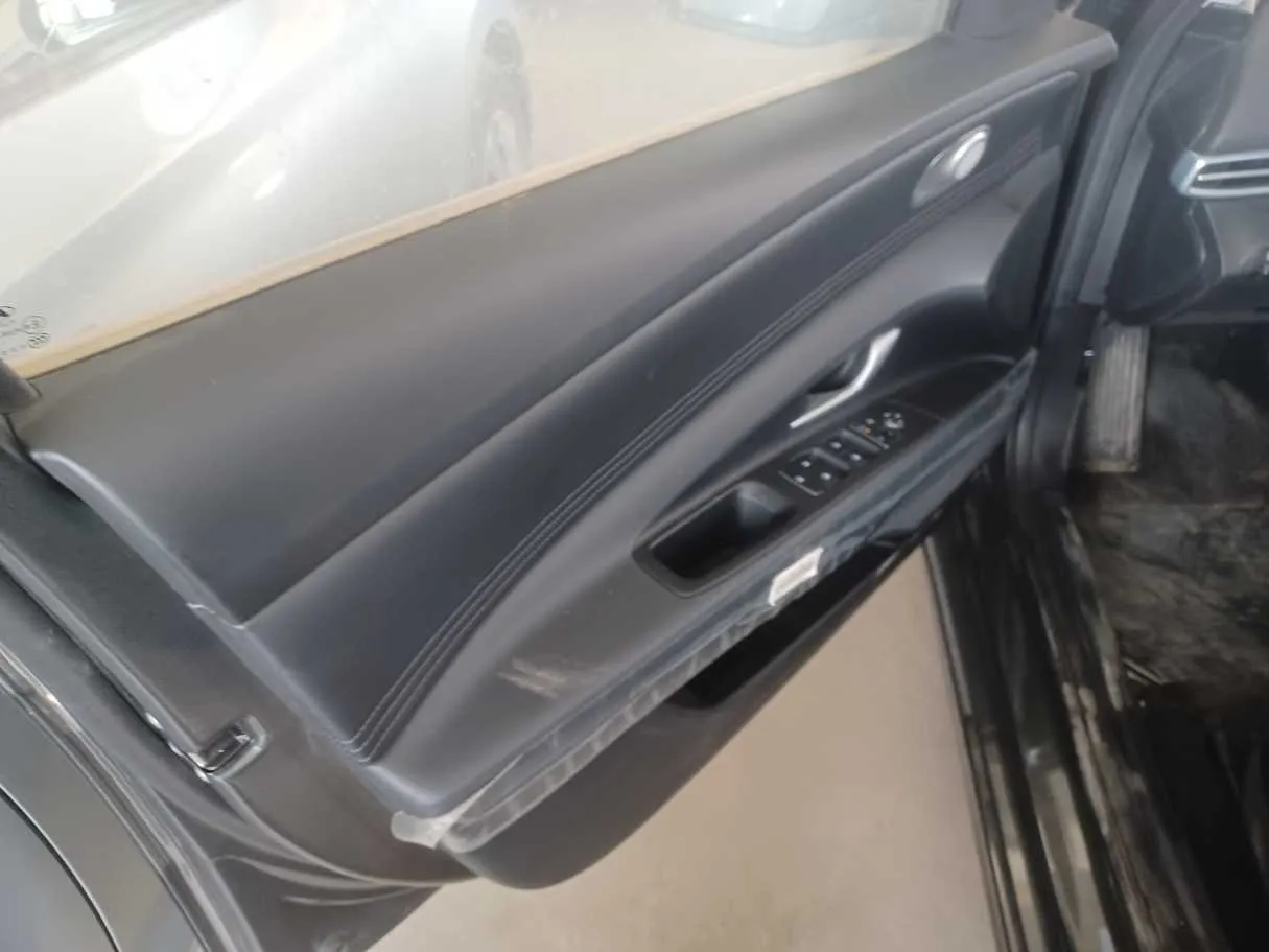 Car image 7