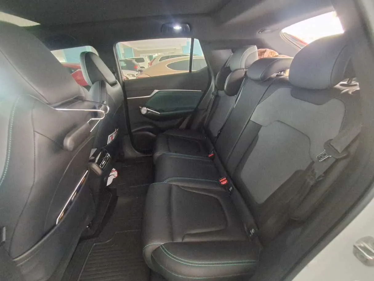 Car image 13