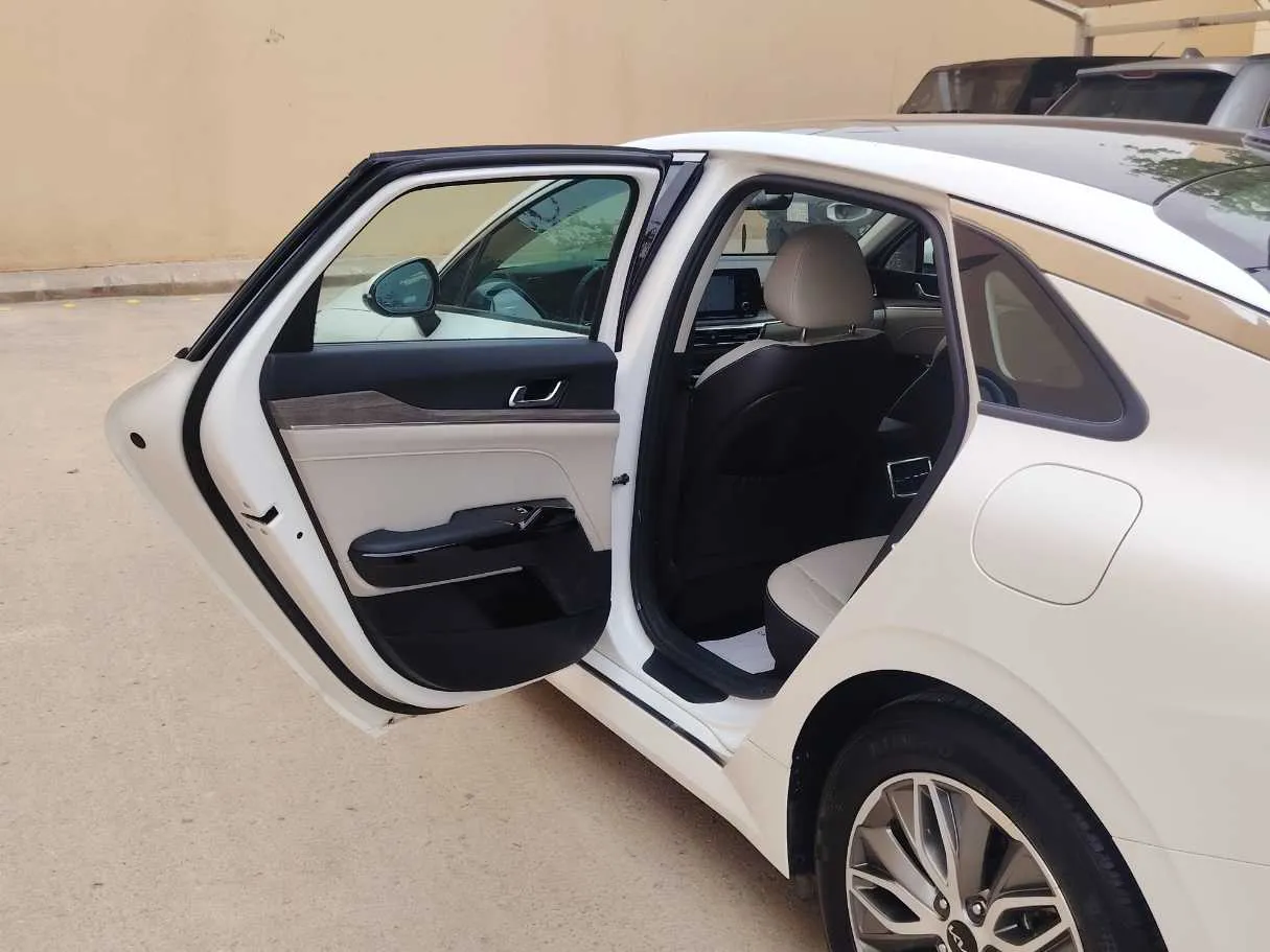 Car image 13