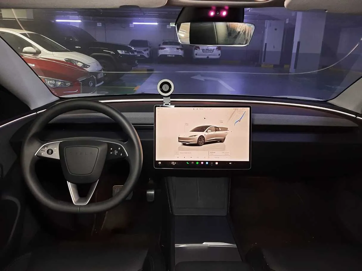 Car image 15