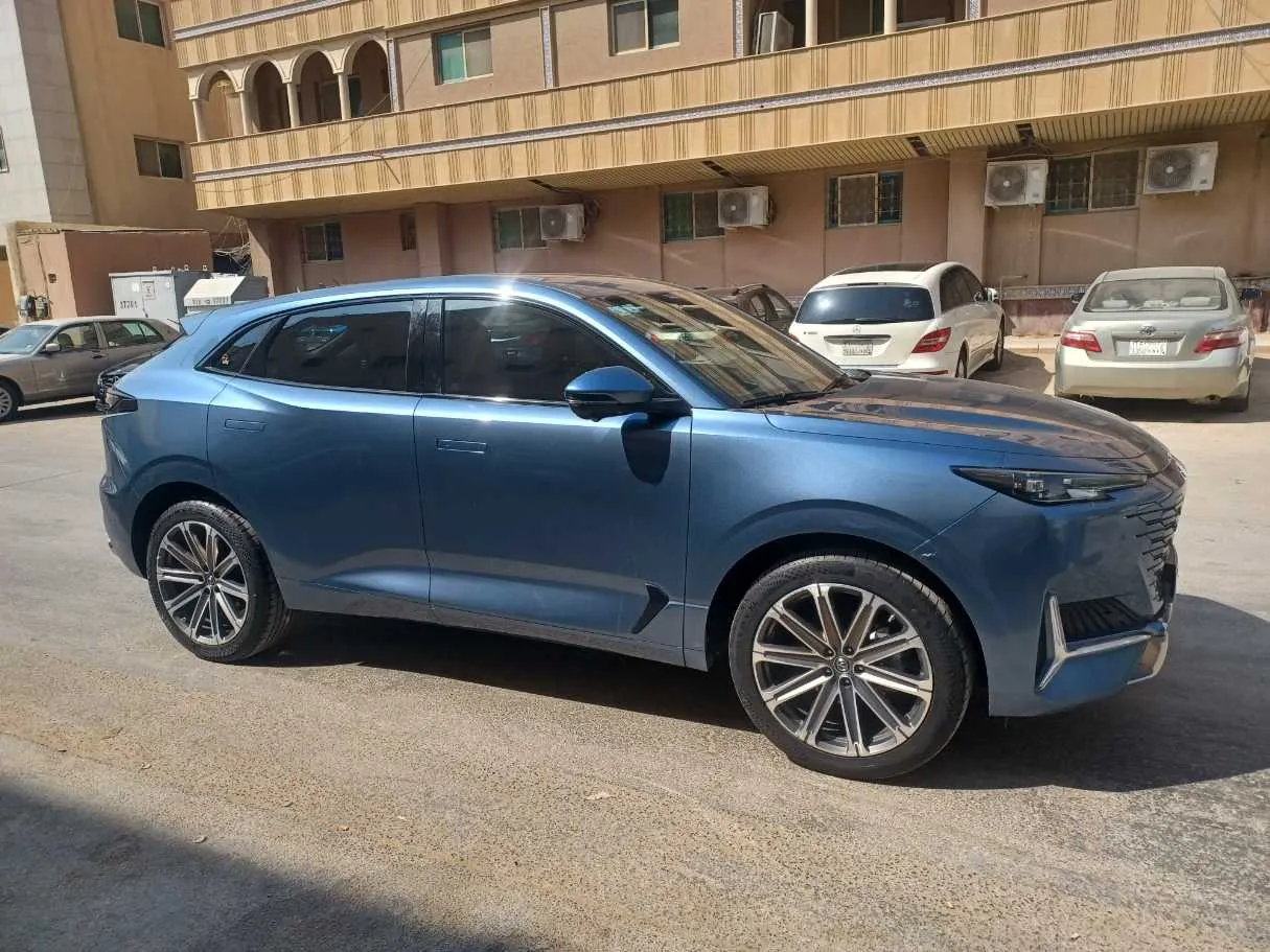 Car image 4