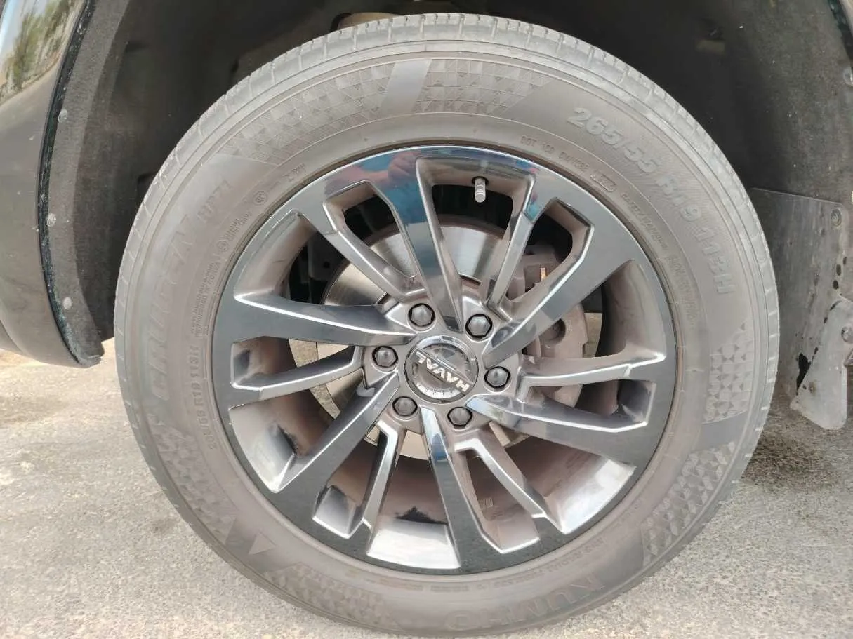 Car image 9