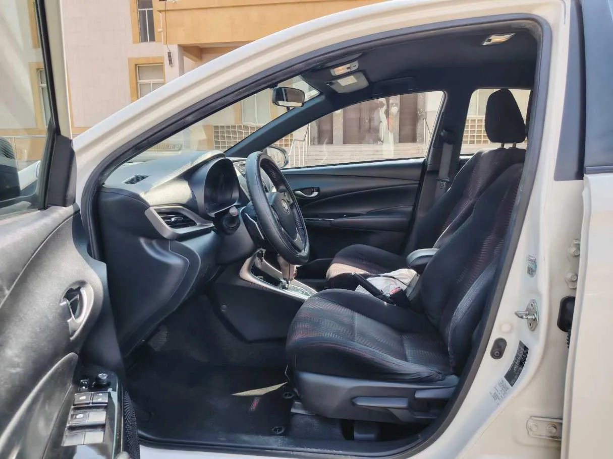 Car image 11