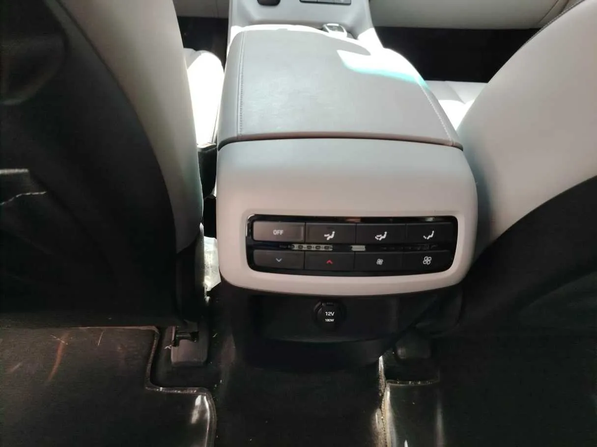 Car image 40