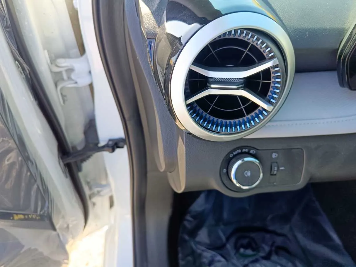 Car image 30