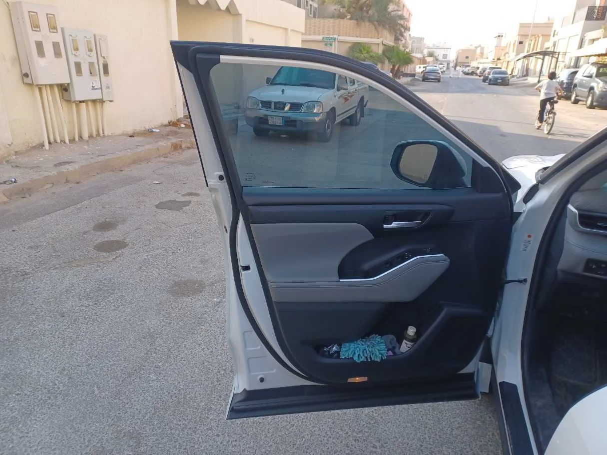 Car image 10