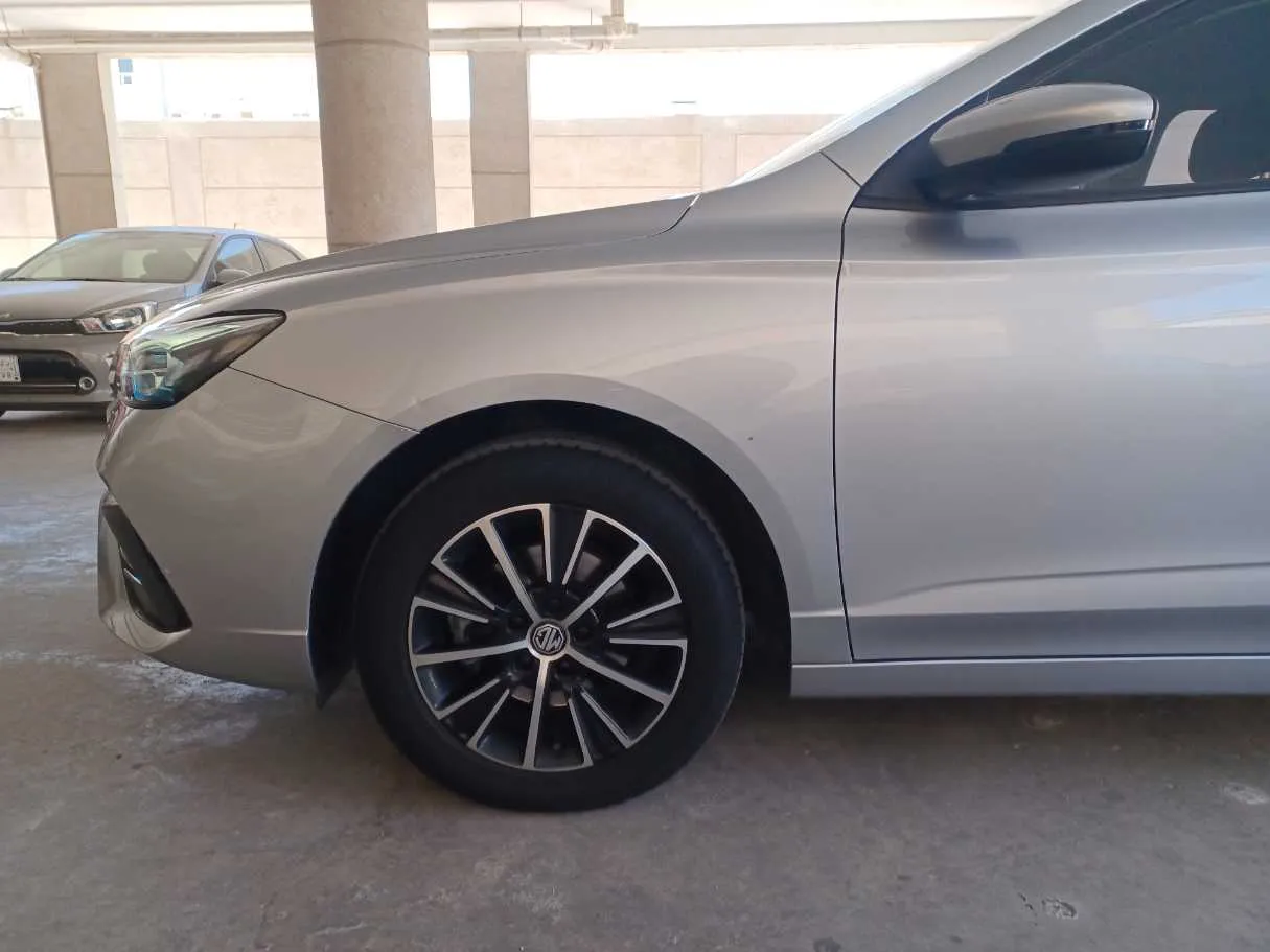 Car image 9